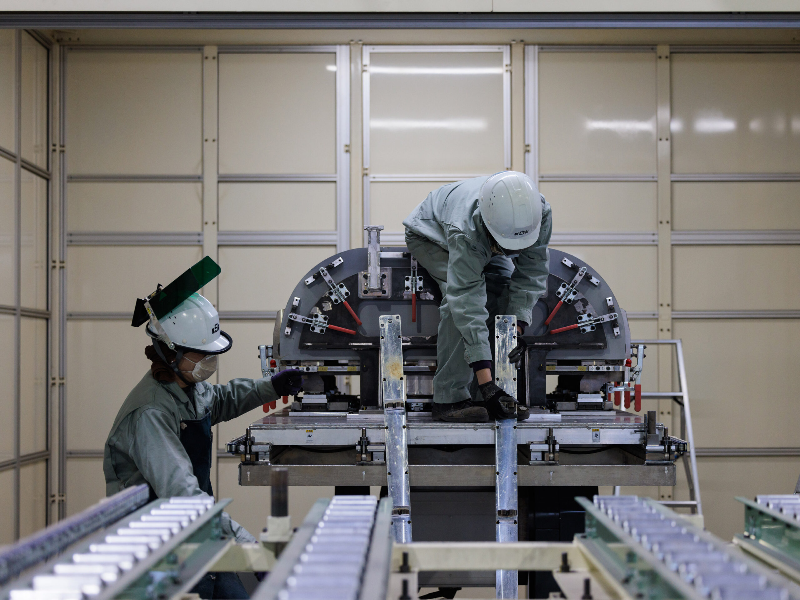 ２人１組で組み立て作業を行う社員