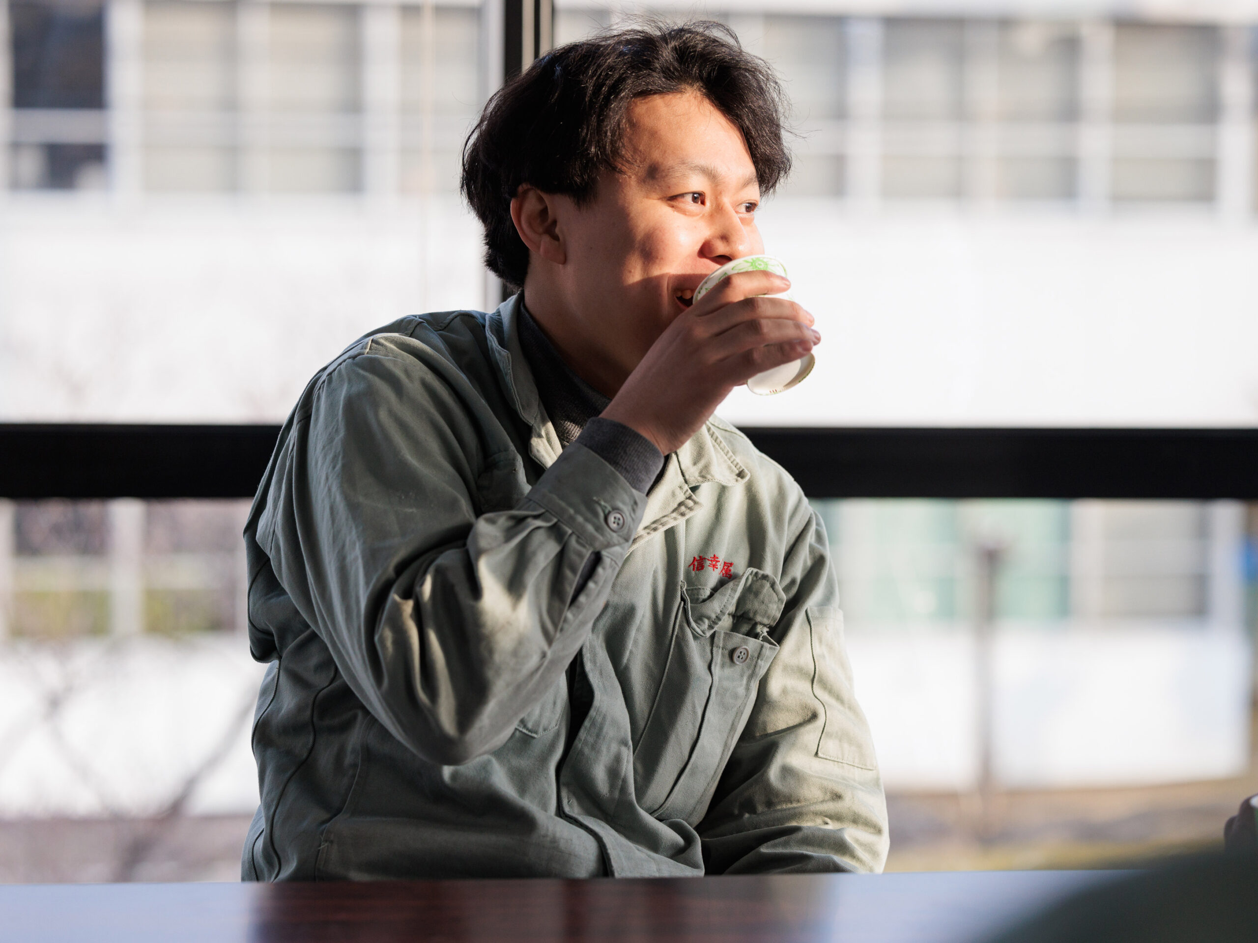 同僚と談笑する川俣社員